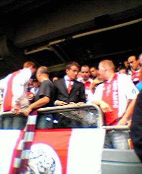Rafael van der Vaart op de F-Side tijdens Ajax-FC Utrecht